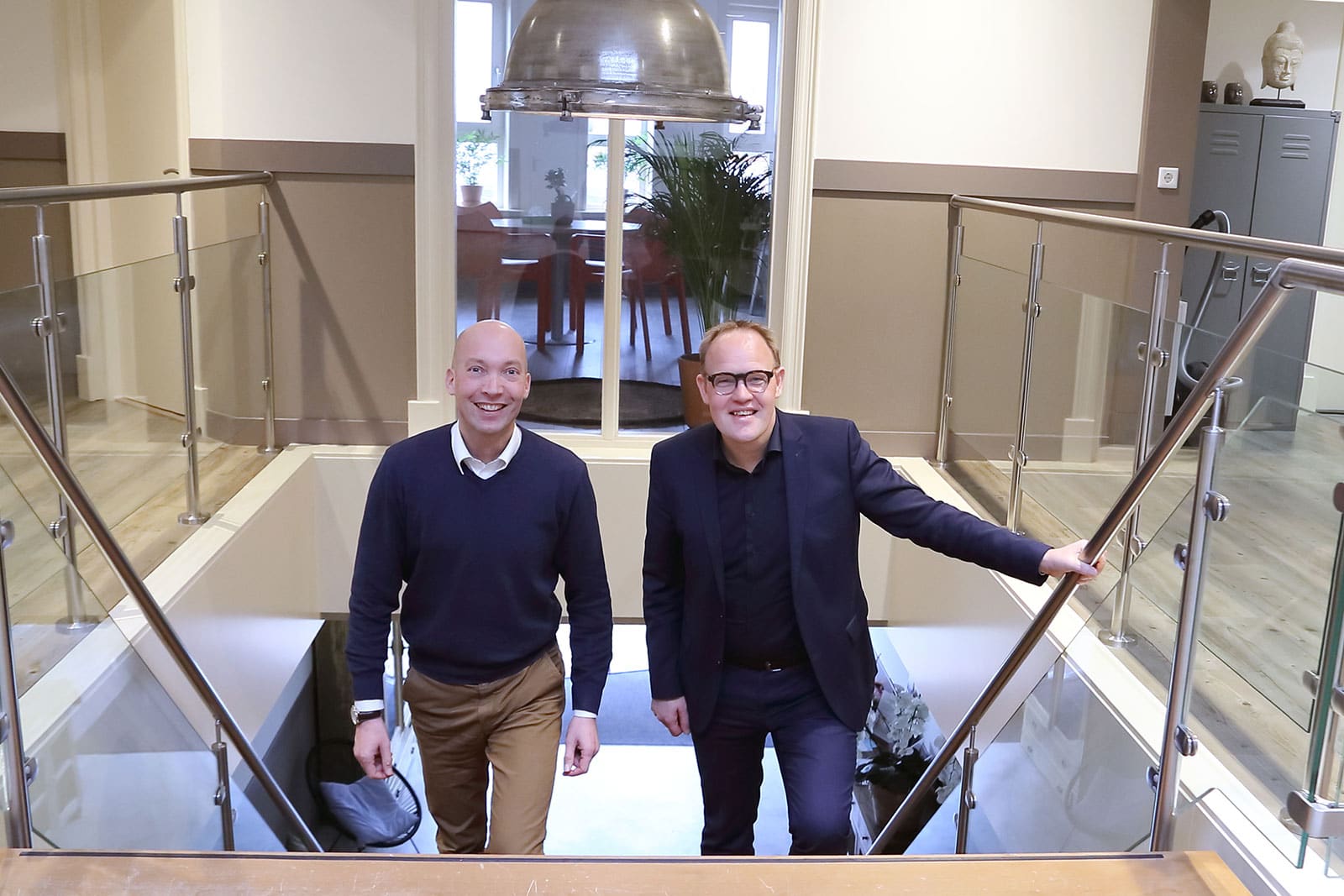 Twee adviseurs van Bloedjes & Eriks op de trap in het kantoor